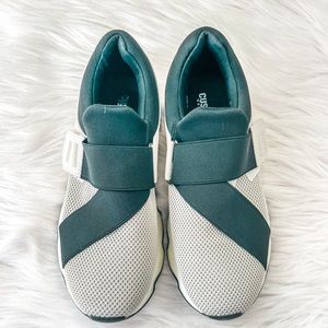 Womens/ Cushionaire Velcro-Strap Sneakers/ 7.5